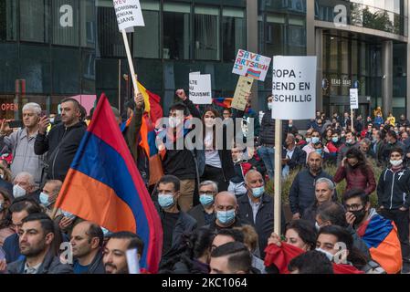 Il popolo armeno si è dimostrato davanti al Consiglio europeo di Bruxelles, in Belgio, il 01 ottobre 2020. Durante il Consiglio europeo straordinario, il popolo armeno si riunisce davanti all'edificio dell'Unione europea, condanna l'aggressione dell'Azerbaigian contro il popolo armeno e desidera sottolineare che gli attacchi lanciati dall'Azerbaigian - con il pieno sostegno della Turchia - ha affermato Shahnur Minasyan, portavoce del ''Comitato degli armeni del Belgio''. (Foto di Jonathan Raa/NurPhoto) Foto Stock