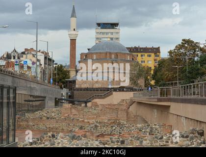 Banya Bashi, una moschea con una grande cupola costruita sulle terme durante l'Impero Ottomano del 16th° secolo, nel centro di Sofia. Il 1st ottobre 2020, a Sofia, Bulgaria. (Foto di Artur Widak/NurPhoto) Foto Stock