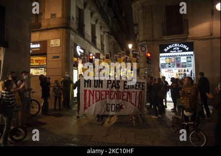 La manifestazione del CDR (Comitato per la difesa della repubblica) arriva alle porte della generalitat di catalogna. Quindici arrestati durante le rivolte che si sono verificate a seguito della convocazione per il terzo anniversario del 1 ottobre 2017, dove milioni di catalani hanno votato in un referendum illegale per lo Stato se volevano l'indipendenza della Catalogna a Barcellona, in Spagna, il 01 ottobre 2020. (Foto di Charlie PÃ©rez/NurPhoto) Foto Stock