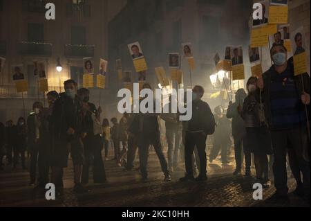 I manifestanti tengono in mano le bandiere di leader pro-indipendenza imprigionati o in esilio. Quindici arrestati durante le rivolte che si sono verificate a seguito della convocazione per il terzo anniversario del 1 ottobre 2017, dove milioni di catalani hanno votato in un referendum illegale per lo Stato se volevano l'indipendenza della Catalogna a Barcellona, in Spagna, il 01 ottobre 2020. (Foto di Charlie PÃ©rez/NurPhoto) Foto Stock