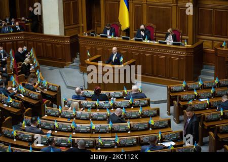 Kiev, Ucraina. 18th Feb, 2022. Il Ministro della Difesa dell'Ucraina Oleksii Reznikov consegna un discorso ai legislatori ucraini durante una sessione parlamentare a Kiev. (Credit Image: © Oleksii Chumachenko/SOPA Images via ZUMA Press Wire) Foto Stock