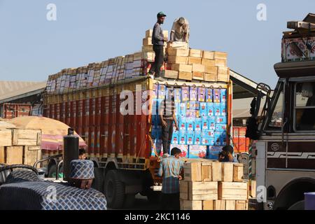 I lavoratori di Kashmiri trasportano scatole di prodotti da caricare su camion in un mercato all'ingrosso della frutta a Sopore, distretto di baramulla, Jammu e Kashmir, India, circa 54kms km a nord di Srinagar, il 02 ottobre 2020. Recentemente, i coltivatori e gli acquirenti di mele presso Fruit Mandi nella zona di Sopore, nel distretto nord del Kashmir Baramulla, hanno organizzato una protesta contro il governo per â€œfailingâ€ per rimediare alle loro questioni. (Foto di Nasir Kachroo/NurPhoto) Foto Stock