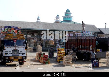 I lavoratori di Kashmiri trasportano scatole di prodotti da caricare su camion in un mercato all'ingrosso della frutta a Sopore, distretto di baramulla, Jammu e Kashmir, India, circa 54kms km a nord di Srinagar, il 02 ottobre 2020. Recentemente, i coltivatori e gli acquirenti di mele presso Fruit Mandi nella zona di Sopore, nel distretto nord del Kashmir Baramulla, hanno organizzato una protesta contro il governo per â€œfailingâ€ per rimediare alle loro questioni. (Foto di Nasir Kachroo/NurPhoto) Foto Stock