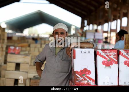 I lavoratori di Kashmiri trasportano scatole di prodotti da caricare su camion in un mercato all'ingrosso della frutta a Sopore, distretto di baramulla, Jammu e Kashmir, India, circa 54kms km a nord di Srinagar, il 02 ottobre 2020. Recentemente, i coltivatori e gli acquirenti di mele presso Fruit Mandi nella zona di Sopore, nel distretto nord del Kashmir Baramulla, hanno organizzato una protesta contro il governo per â€œfailingâ€ per rimediare alle loro questioni. (Foto di Nasir Kachroo/NurPhoto) Foto Stock