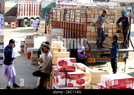 I lavoratori di Kashmiri trasportano scatole di prodotti da caricare su camion in un mercato all'ingrosso della frutta a Sopore, distretto di baramulla, Jammu e Kashmir, India, circa 54kms km a nord di Srinagar, il 02 ottobre 2020. Recentemente, i coltivatori e gli acquirenti di mele presso Fruit Mandi nella zona di Sopore, nel distretto nord del Kashmir Baramulla, hanno organizzato una protesta contro il governo per â€œfailingâ€ per rimediare alle loro questioni. (Foto di Nasir Kachroo/NurPhoto) Foto Stock