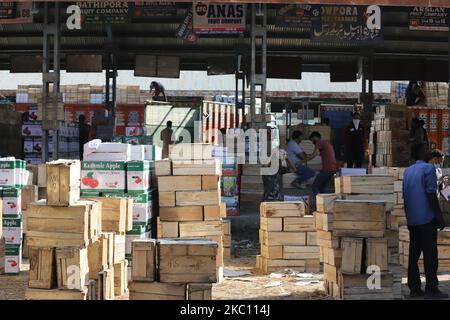 I lavoratori di Kashmiri trasportano scatole di prodotti da caricare su camion in un mercato all'ingrosso della frutta a Sopore, distretto di baramulla, Jammu e Kashmir, India, circa 54kms km a nord di Srinagar, il 02 ottobre 2020. Recentemente, i coltivatori e gli acquirenti di mele presso Fruit Mandi nella zona di Sopore, nel distretto nord del Kashmir Baramulla, hanno organizzato una protesta contro il governo per â€œfailingâ€ per rimediare alle loro questioni. (Foto di Nasir Kachroo/NurPhoto) Foto Stock