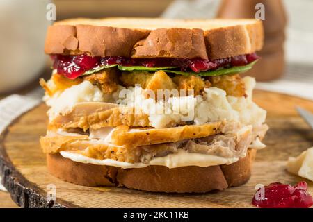 Panino di tacchino residuo del giorno del Ringraziamento fatto in casa con ripieno di mirtillo e patate Foto Stock