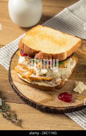 Panino di tacchino residuo del giorno del Ringraziamento fatto in casa con ripieno di mirtillo e patate Foto Stock