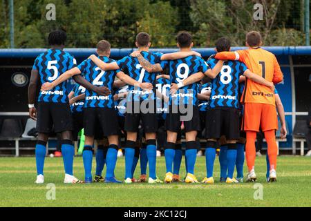 Il team FC Internazionale si allinea prima della partita Primavera 1 tra FC Internazionale U19 e Ascoli Calcio U19 al Suning Youth Development Centre in memoria di Giacinto Facchetti il 3 ottobre 2020 a Milano. (Foto di Mairo Cinquetti/NurPhoto) Foto Stock