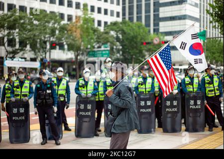 I conservatori si allontanano mentre i poliziotti sono in guardia in Piazza Gwanghwamun per evitare un raduno di gruppi conservatori durante le celebrazioni della Giornata della Fondazione Nazionale il 03 ottobre 2020 a Seoul, Corea del Sud. I membri dei gruppi conservatori organizzano un raduno contro il governo. (Foto di Chris Jung/NurPhoto) Foto Stock