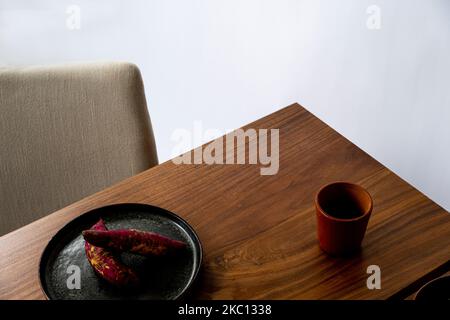 Particolare di un giunto in legno incollato di una gamba per sedie. Il materiale utilizzato per lo sgabello è il legno di ciliegio Foto Stock