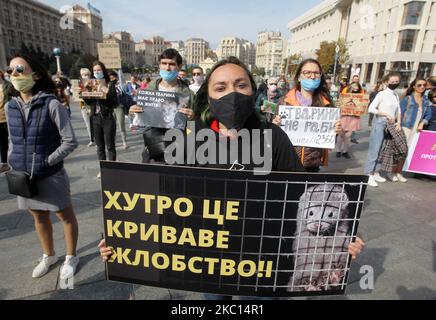 I sostenitori dei diritti degli animali detengono cartelli durante un rally dedicato alla Giornata Mondiale degli Animali in Piazza Indipendenza a Kyiv, Ucraina, il 04 ottobre 2020. Gli attivisti ucraini si sono riuniti per il rally per i diritti degli animali chiedendo il divieto di allevamenti di pellicce e la caccia in Ucraina, la sperimentazione animale, proibire l'uso di animali nei circhi, nei dolfinari, nell'elemosina e nei servizi fotografici con gli animali. Il raduno mira a divulgare i valori umanistici e a proteggere gli animali dalla crudeltà. Giornata mondiale degli animali celebrata annualmente il 04 ottobre. (Foto di Str/NurPhoto) Foto Stock