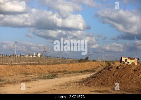 Una foto scattata dalla città di Rafah, nella striscia di Gaza meridionale, mostra il muro in costruzione lungo il confine egiziano con Gaza il 4 ottobre 2020. (Foto di Majdi Fathi/NurPhoto) Foto Stock