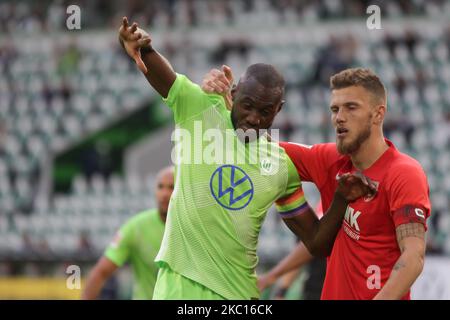 Joshua Guilavogui di VfL Wolfsburg e Jeffrey Gouweleeuw del FC Augsburg durante la partita della Bundesliga tra VfL Wolfsburg e FC Augsburg alla Volkswagen Arena il 04 ottobre 2020 a Wolfsburg, Germania. (Foto di Peter Niedung/NurPhoto) Foto Stock