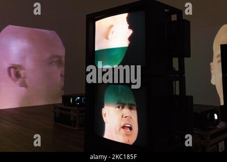 'Anthro/Socio (Rinde Spinning)' 1992 di un artista americano Bruce Nauman è stato proiettato durante una fotocall per promuovere la prima nuova mostra a Tate Modern dalla riapertura della galleria questa estate, il 05 ottobre 2020 a Londra, Inghilterra. La mostra sarà la prima a mostrare per più di 20 anni l’intera gamma di lavori di Bruce Nauman a Londra, che abbraccerà una vasta gamma di media tra cui sculture, suoni, film, video e neon. (Foto di Wiktor Szymanowicz/NurPhoto) Foto Stock