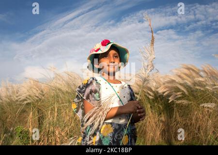 La gente sta visitando il campo di erba catkin in mezzo alla pandemia COVID-19 in Aftab Nagar, alla periferia della Dhaka, Bangladesh il 05 ottobre 2020. Dopo il blocco durante la pandemia, le persone di Dhaka tornano alla vita normale e Aftab Nagar è una delle destinazioni popolari e attraenti, dove molte persone vanno con le loro famiglie e amici per rinfrescarsi. (Foto di Kazi Salahuddin Razu/NurPhoto) Foto Stock