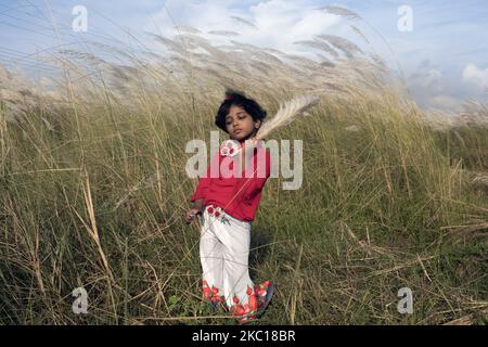 La gente sta visitando il campo di erba catkin in mezzo alla pandemia COVID-19 in Aftab Nagar, alla periferia della Dhaka, Bangladesh il 05 ottobre 2020. Dopo il blocco durante la pandemia, le persone di Dhaka tornano alla vita normale e Aftab Nagar è una delle destinazioni popolari e attraenti, dove molte persone vanno con le loro famiglie e amici per rinfrescarsi. (Foto di Kazi Salahuddin Razu/NurPhoto) Foto Stock