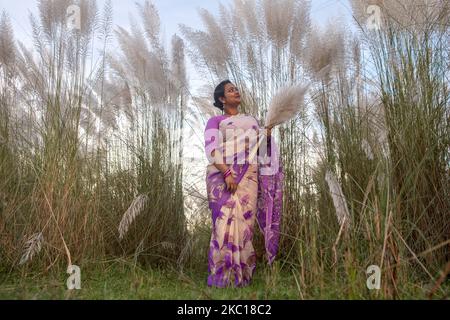 La gente sta visitando il campo di erba catkin in mezzo alla pandemia COVID-19 in Aftab Nagar, alla periferia della Dhaka, Bangladesh il 05 ottobre 2020. Dopo il blocco durante la pandemia, le persone di Dhaka tornano alla vita normale e Aftab Nagar è una delle destinazioni popolari e attraenti, dove molte persone vanno con le loro famiglie e amici per rinfrescarsi. (Foto di Kazi Salahuddin Razu/NurPhoto) Foto Stock