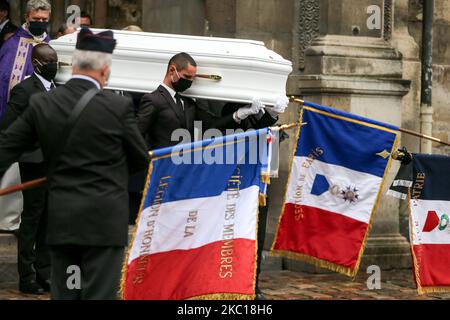 I Pallbearers eseguono la bara della cantante francese Juliette Greco durante la cerimonia funeraria presso la chiesa di Saint-Germain-des-Pres a Parigi, il 5 ottobre 2020. La leggendaria cantante francese Juliette Greco, la cui carriera si è protratta per oltre mezzo secolo, morì a 93 anni, il 23 settembre 23. (Foto di Michel Stoupak/NurPhoto) Foto Stock