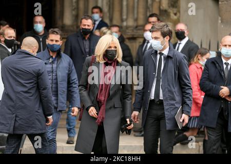 Brigitte Macron (C), moglie del presidente francese, parte dopo aver partecipato ai funerali della cantante francese Juliette Greco, presso la chiesa di Saint-Germain-des-Pres a Parigi, il 5 ottobre 2020. La leggendaria cantante francese Juliette Greco, la cui carriera si è protratta per oltre mezzo secolo, è morta il 23 settembre 2020, all'età di 93 anni. (Foto di Michel Stoupak/NurPhoto) Foto Stock