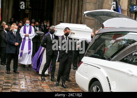 I Pallbearers eseguono la bara della cantante francese Juliette Greco durante la cerimonia funeraria presso la chiesa di Saint-Germain-des-Pres a Parigi, il 5 ottobre 2020. La leggendaria cantante francese Juliette Greco, la cui carriera si è protratta per oltre mezzo secolo, morì a 93 anni, il 23 settembre 23. (Foto di Michel Stoupak/NurPhoto) Foto Stock