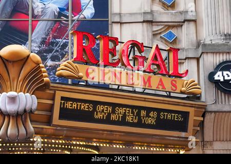 Una vista del Regal Cinema a Times Square, New York City, il 5 ottobre 2020. Regal Cinemas, il secondo operatore di teatri negli Stati Uniti, prevede di chiudere tutti i 500 teatri statunitensi, con un impatto di circa 40.000 dipendenti, poiché la pandemia di coronavirus devasta l'industria cinematografica. (Foto di John Nacion/NurPhoto) Foto Stock