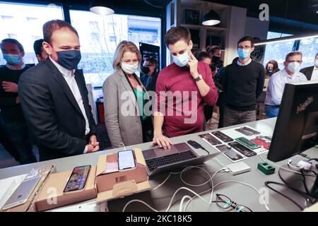 Il Ministro francese della transizione ecologica Barbara Pompili (3L) e il Ministro francese della transizione digitale e della comunicazione elettronica Cedric o (1L) visitano gli uffici parigini della società francese di e-commerce Back Market il 5 ottobre 2020. Fondata nel 2014 a Parigi, Back Market è il primo mercato online al mondo dedicato esclusivamente ai dispositivi di seconda mano. Back Market mette in contatto i professionisti certificati specializzati nel ricondizionamento e nella rivendita di componenti elettronici usati con i consumatori che cercano un'alternativa più economica, affidabile ed ecologica all'acquisto di nuovi prodotti. (Foto di M Foto Stock