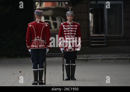 Guardia d'onore all'ingresso del Palazzo Presidenziale di Sofia. Lunedì 5 ottobre 2020 a Sofia, Bulgaria. (Foto di Artur Widak/NurPhoto) Foto Stock