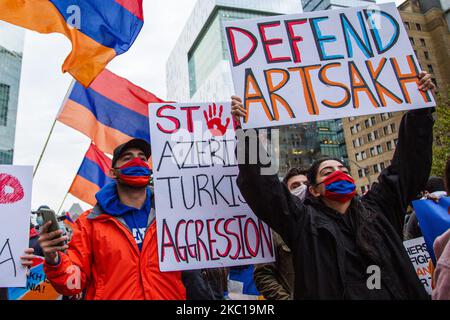 Migliaia di persone che si identificano come armeno, si sono riunite nel centro di Toronto per protestare contro il conflitto in corso tra Armenia e Azerbaigian, a Toronto, Canada, il 06 ottobre 2020.(Foto di Nick Lachance/NurPhoto) Foto Stock