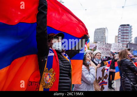 Migliaia di persone che si identificano come armeno, si sono riunite nel centro di Toronto per protestare contro il conflitto in corso tra Armenia e Azerbaigian, a Toronto, Canada, il 06 ottobre 2020.(Foto di Nick Lachance/NurPhoto) Foto Stock