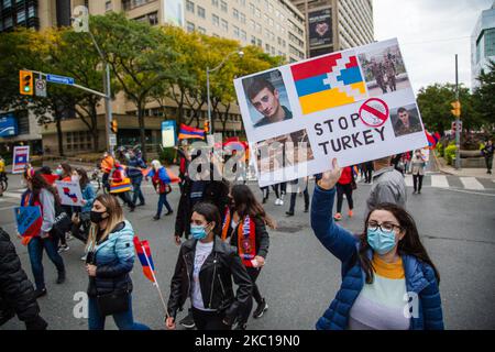 Migliaia di persone che si identificano come armeno, si sono riunite nel centro di Toronto per protestare contro il conflitto in corso tra Armenia e Azerbaigian, a Toronto, Canada, il 06 ottobre 2020.(Foto di Nick Lachance/NurPhoto) Foto Stock