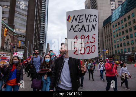 Migliaia di persone che si identificano come armeno, si sono riunite nel centro di Toronto per protestare contro il conflitto in corso tra Armenia e Azerbaigian, a Toronto, Canada, il 06 ottobre 2020.(Foto di Nick Lachance/NurPhoto) Foto Stock