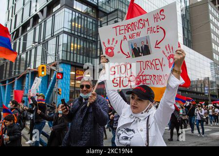 Migliaia di persone che si identificano come armeno, si sono riunite nel centro di Toronto per protestare contro il conflitto in corso tra Armenia e Azerbaigian, a Toronto, Canada, il 06 ottobre 2020.(Foto di Nick Lachance/NurPhoto) Foto Stock