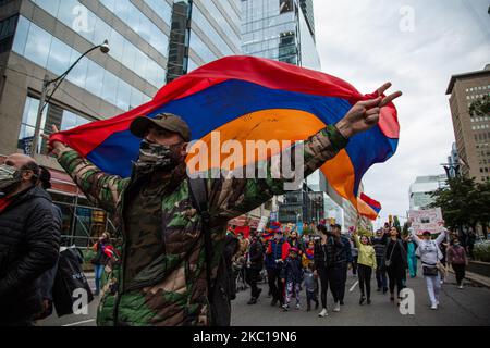 Migliaia di persone che si identificano come armeno, si sono riunite nel centro di Toronto per protestare contro il conflitto in corso tra Armenia e Azerbaigian, a Toronto, Canada, il 06 ottobre 2020.(Foto di Nick Lachance/NurPhoto) Foto Stock