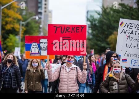 Migliaia di persone che si identificano come armeno, si sono riunite nel centro di Toronto per protestare contro il conflitto in corso tra Armenia e Azerbaigian, a Toronto, Canada, il 06 ottobre 2020.(Foto di Nick Lachance/NurPhoto) Foto Stock