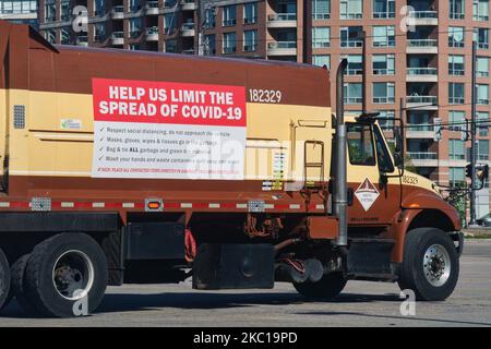 Firmi su un camion di spazzatura che descrive le regole per proteggere gli operai di igiene dal coronavirus nuovo (COVID-19) a Toronto, Ontario, Canada il 21 maggio 2020. (Foto di Creative Touch Imaging Ltd./NurPhoto) Foto Stock