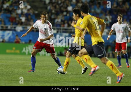 Seongnam Ilhwa di Corea e Hamburger SV di Germania i giocatori gareggiano in palla durante la Coppa della Pace 2012 Suwon finale turno nello stadio Suwon WorldCup il 22 luglio 2012 a Suwon, Corea del Sud. Hamburger SV ha vinto la partita 1-0. (Foto di Seung-il Ryu/NurPhoto) Foto Stock