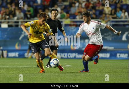 Seongnam Ilhwa di Corea e Hamburger SV di Germania i giocatori gareggiano in palla durante la Coppa della Pace 2012 Suwon finale turno nello stadio Suwon WorldCup il 22 luglio 2012 a Suwon, Corea del Sud. Hamburger SV ha vinto la partita 1-0. (Foto di Seung-il Ryu/NurPhoto) Foto Stock