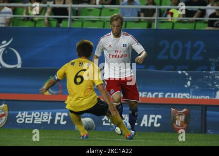 Seongnam Ilhwa di Corea e Hamburger SV di Germania i giocatori gareggiano in palla durante la Coppa della Pace 2012 Suwon finale turno nello stadio Suwon WorldCup il 22 luglio 2012 a Suwon, Corea del Sud. Hamburger SV ha vinto la partita 1-0. (Foto di Seung-il Ryu/NurPhoto) Foto Stock