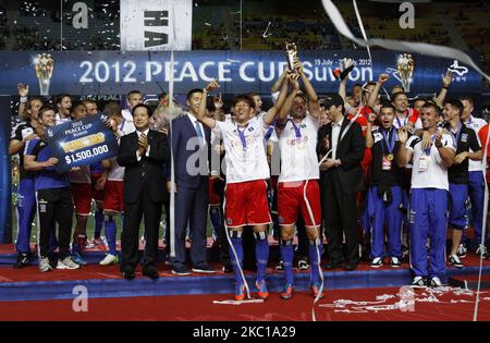 Il capitano Heiko Westermann (R) e Son Heung-min (L) di Hamburger tengono il trofeo mentre celebrano dopo aver vinto la finale di Coppa della Pace tra Seongnam Ilhwa Chunma e Hamburger SV al Suwon World Cup Stadium il 22 luglio 2012 a Suwon, Corea del Sud. (Foto di Seung-il Ryu/NurPhoto) Foto Stock