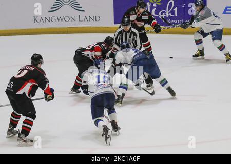 Le Lame di ghiaccio di Tohoku del Giappone e l'alta 1 della Corea del Sud giocano durante la Asia Ice Hockey League 2015 al Goyang Ice link di Gyeong Gi, Corea del Sud il 29 settembre 2015. Partita vinta Tohoku Ice Blades, punteggio 2-0. (Foto di Seung-il Ryu/NurPhoto) Foto Stock