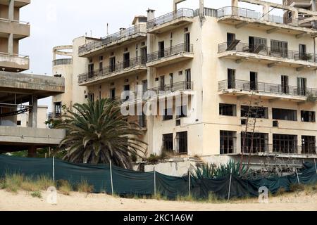 Un hotel abbandonato a Varosha. Cipro del Nord ha detto che riaprirà la spiaggia della città abbandonata di Varosha sequestrata dai ciprioti del Nord durante la guerra 1974 invasione turca che ha diviso l'isola tra Cipro (membro dell'UE) e Cipro del Nord riconosciuto solo dalla Turchia. ERSIN Tatar, il Premier dello stato di disfacimento, ha fatto l’annuncio ad Ankara insieme al presidente turco Tayyip Erdogan che ha dichiarato di aver appoggiato la decisione su Varosha, un ex resort abbandonato nella terra di nessuno per decenni a Famagosta. Il 7th ottobre 2020 a Famagosta, Cipro. (Foto di Alain Pitton/NurPhoto) Foto Stock