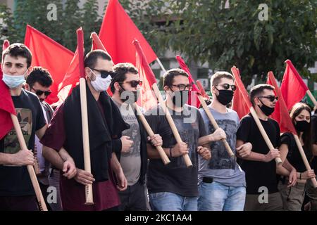 Gli studenti universitari marciano verso la protesta antifascista. Migliaia di manifestanti sono scesi per le strade di Atene per chiedere la convinzione dei leader e dei membri del partito di estrema destra Golden Dawn. Dopo cinque anni e mezzo, il tribunale ha trovato la leadership di Golden Dawn colpevole di gestire un'organizzazione criminale. È considerato uno dei processi più importanti nella storia politica del paese. Il 7 ottobre 2020 ad Atene, Grecia. (Foto di Maria Chourdari/NurPhoto) Foto Stock