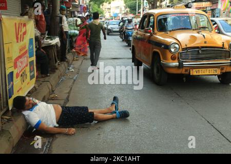 (NOTA PER L'EDITORE: L'immagine contiene contenuti grafici). Un incidente stradale di un uomo gravemente ferito sulla strada a Kolkata il 7,2020 ottobre (Foto di Debajyoti Chakraborty/NurPhoto) Foto Stock