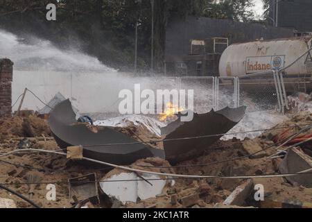 Scoppiò un incendio e i vigili del fuoco si affrettarono a temere l'incendio dopo l'esplosione al serbatoio di gas CNG presso una stazione di rifornimento di carburante nello stato indiano orientale, Bhubaneswar, capitale dell'Odisha, il 7 ottobre 2020. Circa una dozzina di persone ferite gravemente nell'incidente. L'esplosione si verifica nel momento in cui un contenitore trasferisce gas metano al serbatoio di servizio della stazione di rifornimento carburante. (Foto di Str/NurPhoto) Foto Stock