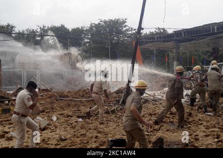 Scoppiò un incendio e i vigili del fuoco si affrettarono a temere l'incendio dopo l'esplosione al serbatoio di gas CNG presso una stazione di rifornimento di carburante nello stato indiano orientale, Bhubaneswar, capitale dell'Odisha, il 7 ottobre 2020. Circa una dozzina di persone ferite gravemente nell'incidente. L'esplosione si verifica nel momento in cui un contenitore trasferisce gas metano al serbatoio di servizio della stazione di rifornimento carburante. (Foto di Str/NurPhoto) Foto Stock