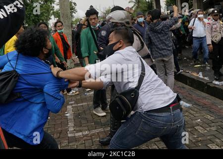 Gli studenti vengono arrestati da membri della polizia indonesiana durante una manifestazione contro la legge Omnibus a Palembang, giovedì 8 ottobre 2020. (Foto di Sigit Prasetya/NurPhoto) Foto Stock