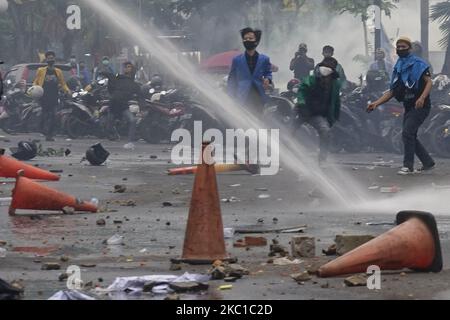 Gli studenti di Palembang sono visti scontrarsi con la polizia indonesiana durante una manifestazione contro la legge Omnibus, giovedì 8 ottobre 2020. (Foto di Sigit Prasetya/NurPhoto) Foto Stock