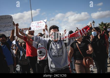 Un giovane protettore tunisino che mette le dita del mezzo, urla slogan mentre assiste a una manifestazione tenutasi fuori dalla costruzione del Parlamento tunisino a Bardo, Tunisi, per protestare contro il nuovo progetto di legge di protezione delle forze di sicurezza. Tunisia il 8 ottobre 2020. (Foto di Chardy ben Ibrahim/NurPhoto) Foto Stock