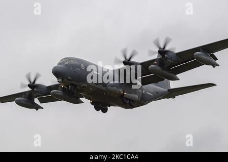 5786 US Air Force Lockheed MC-130J Commando II Hercules (STRIX44) del 67th Special Operations Squadron (Night Owls) si avvicina a RAF Mildenhall, Inghilterra il 5 ottobre 2020. (Foto di Jon Hobley/MI News/NurPhoto) Foto Stock